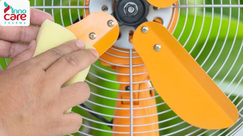 Bôi dầu gió lên cánh quạt để khuếch tán mùi 1 Bôi dầu gió lên cánh quạt để khuếch tán mùi 1