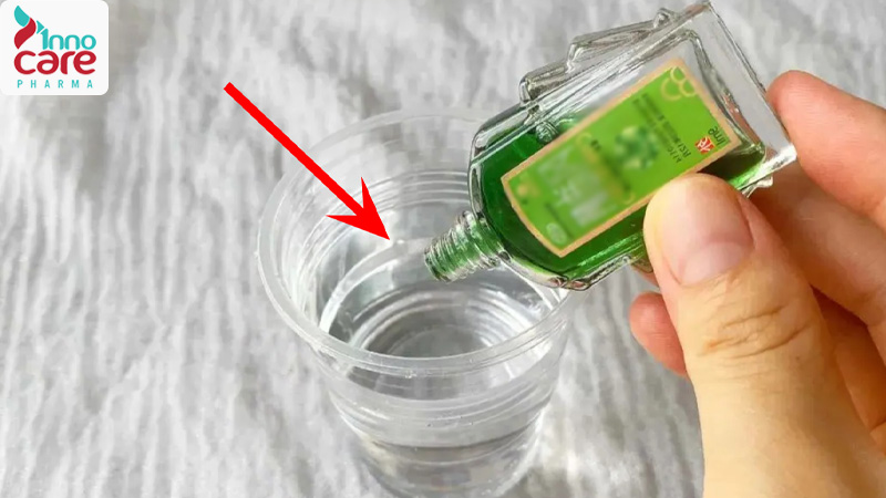 Pha dầu gió với nước để xịt phòng 1 Pha dầu gió với nước để xịt phòng 1