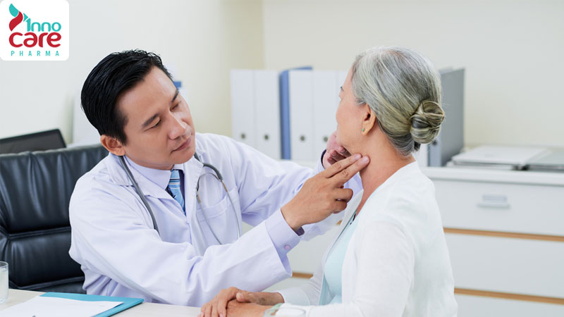Nuốt nước bọt đau họng có phải bị covid không?