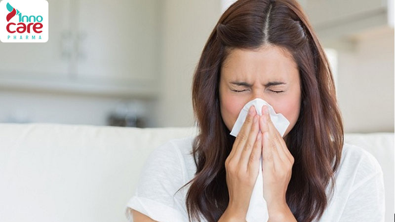 Bước 4: Xì mũi nhẹ nhàng 1 Hướng dẫn cách rửa mũi cho người lớn sạch sẽ, an toàn