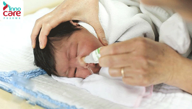 1. Vệ sinh mũi bằng nước muối sinh lý 1 Cách vệ sinh mũi cho trẻ sơ sinh an toàn và sạch hiệu quả