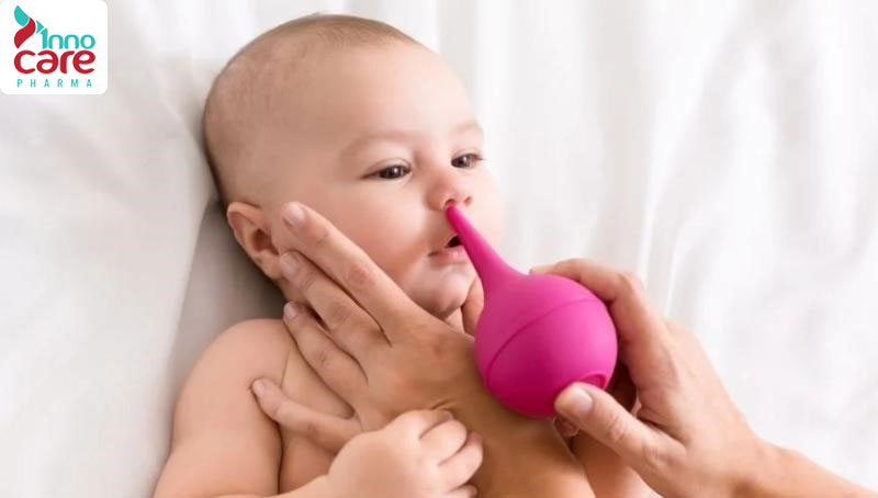 2. Vệ sinh mũi bằng bóng hút mũi 1 Cách vệ sinh mũi cho trẻ sơ sinh an toàn và sạch hiệu quả