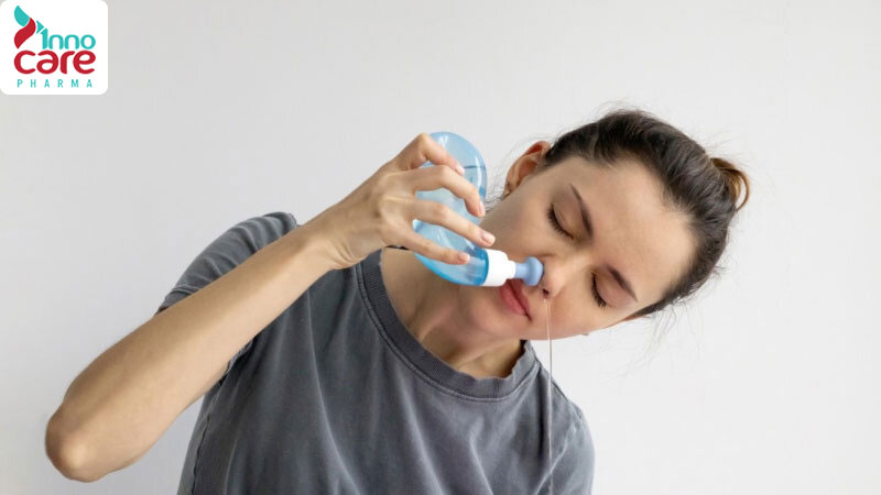 Hướng dẫn chi tiết cách rửa mũi bằng nước muối sinh lý