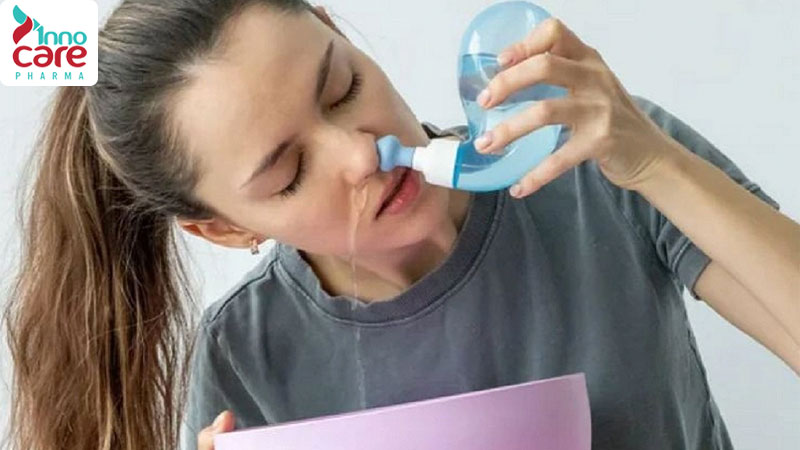 Hướng dẫn chi tiết cách rửa mũi bằng nước muối sinh lý