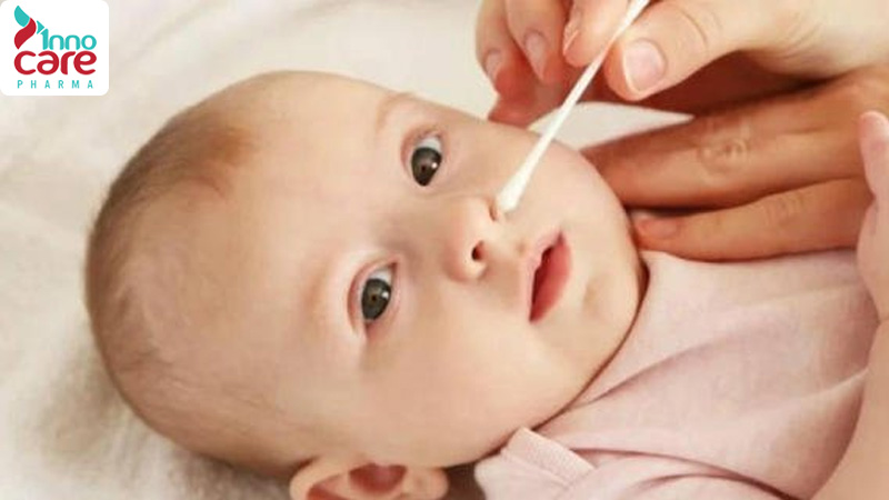 Hướng dẫn chi tiết cách rửa mũi cho trẻ bằng nước muối sinh lý
