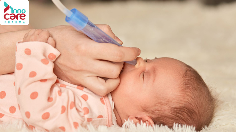 Hướng dẫn chi tiết cách rửa mũi cho trẻ bằng nước muối sinh lý