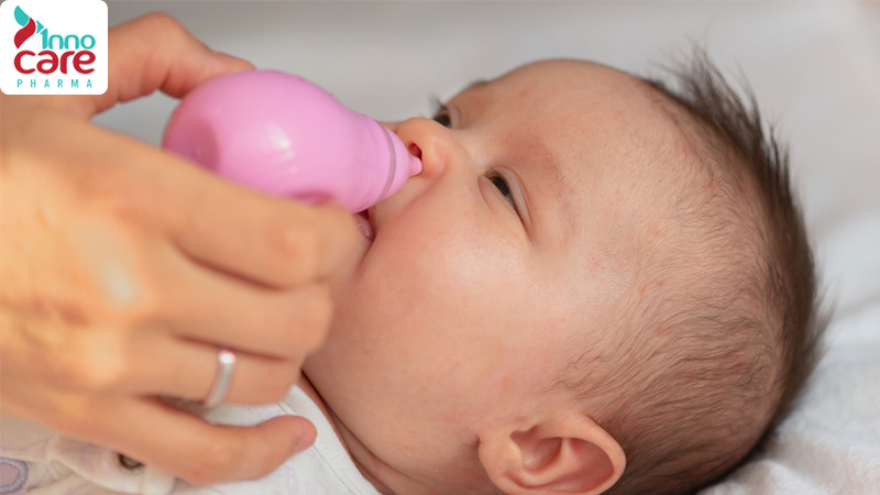 1. Rửa mũi bằng bóng hút mũi (phù hợp cho trẻ sơ sinh và dưới 1 tuổi) 1 Hướng dẫn cách rửa mũi cho trẻ dưới 1 tuổi an toàn