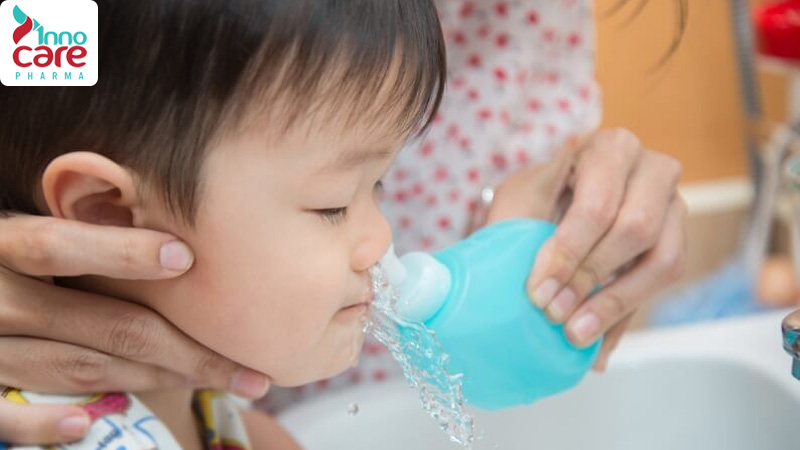 3. Rửa mũi bằng nước muối sinh lý truyền thống (áp dụng cho mọi độ tuổi) 1 Hướng dẫn cách rửa mũi cho trẻ dưới 1 tuổi an toàn