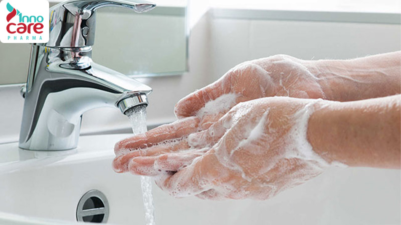 Hướng dẫn chi tiết cách rửa mũi cho trẻ bằng nước muối sinh lý